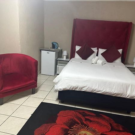 Super Classic Guest House Pretoria-Noord Exteriör bild